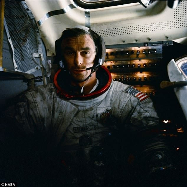 Eugene Cernan trên tàu Apollo 17 phủ đầy bụi Mặt trăng.