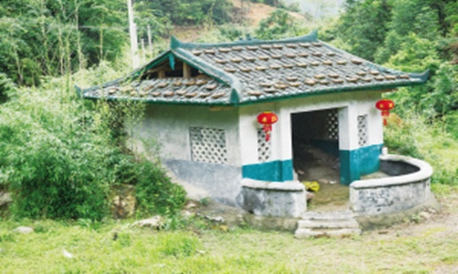 Miếu thờ bên cạnh cóc đá