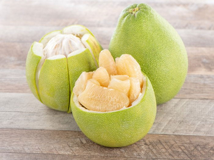 qua-buoi-1 Bưởi có thể giúp cơ thể hấp thụ canxi và sắt, rất có lợi cho sức khỏe
