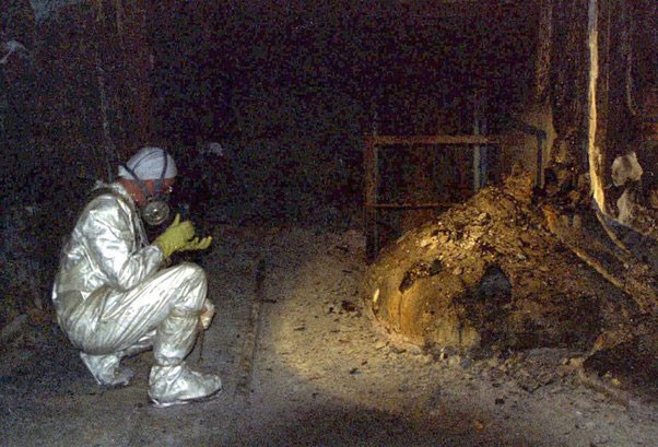 Một chuyên gia tiến đến gần "Bàn chân voi".