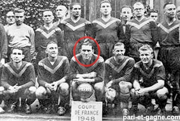 Stephan Stanis là cầu thủ ghi bàn nhiều nhất trong một trận bóng đá chuyên nghiệp với 16 bàn thắng.