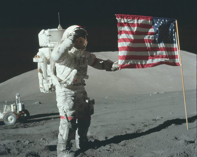 cam-co-my-tren-mat-trang Phi hành gia Eugene Cernan cắm lá cờ Mỹ trên Mặt Trăng.