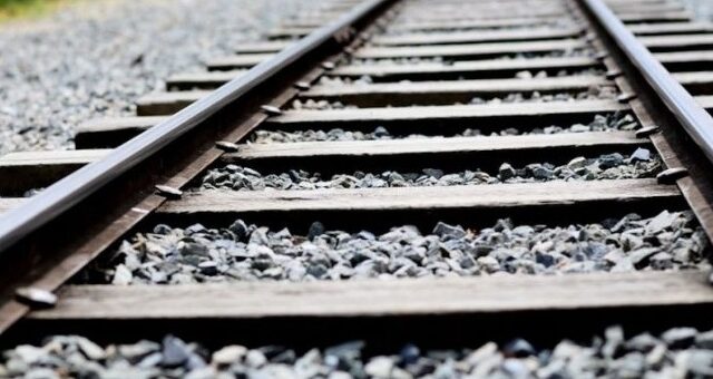 Khám Phá Tại Sao Đá Dăm Là Yếu Tố Quan Trọng Dưới Đường Ray Tàu Hỏa