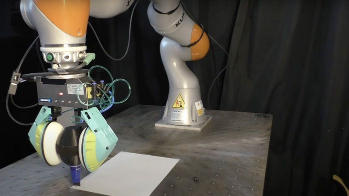 robot-co-cam-giac-cham Robot Cảm Xúc