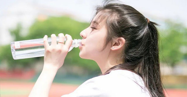 Uống quá nhiều nước: ai dễ gặp nguy hiểm và cách phòng tránh